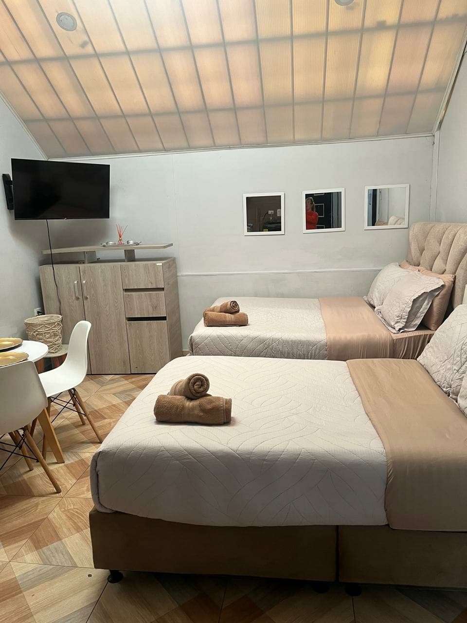 Dos camas bien acomodadas en una habitacion