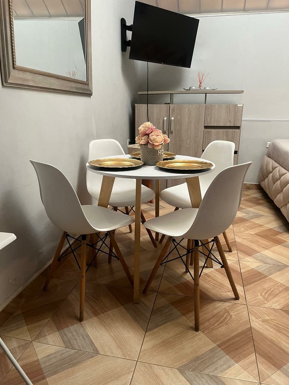 Mesa con sillas elegante