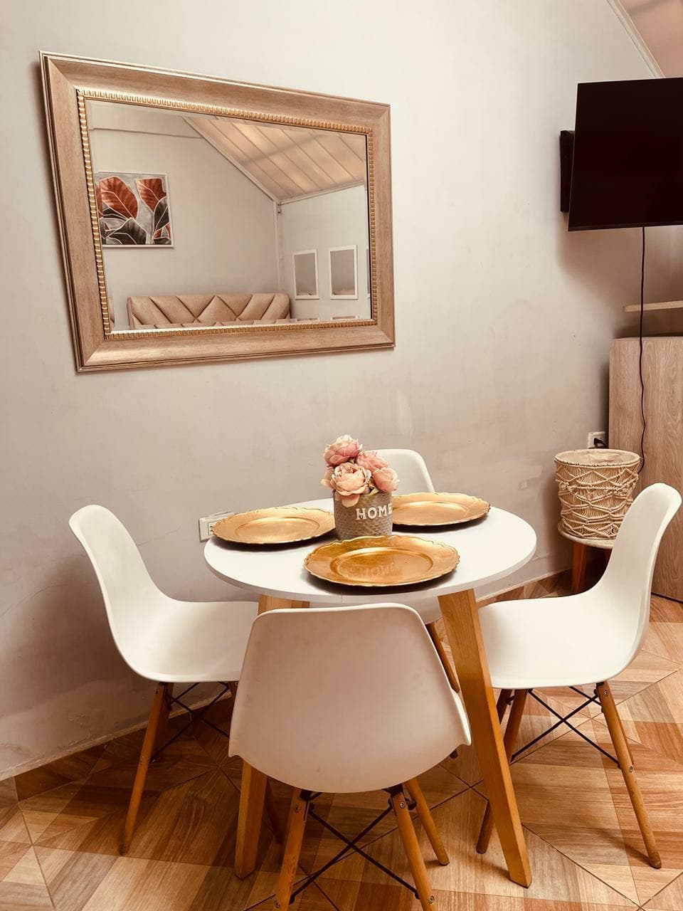 Mesa con cuatro sillas y con flores